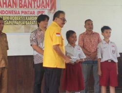 Tingkatkan SDM, Majukan Daerah, Robert J. Kardinal Bantu 60 Ribu Pelajar di Papua