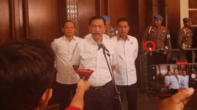 Menko Luhut Minta Yasonna Tolak Turis Asing Pengacau Masuk RI