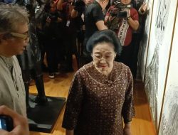 Megawati Kunjungi Pameran Seni Karya Butet Kartaredjasa, Disambut Patung Lelaki Kurus Hidung Panjang