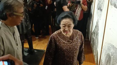 Megawati Kunjungi Pameran Seni Karya Butet Kartaredjasa, Disambut Patung Lelaki Kurus Hidung Panjang