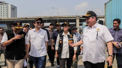 Numpuk Berbulan-bulan, Menko Airlangga dan Wamendag Jerry Sambuaga Bebaskan 30 Kontainer Dari Pelabuhan