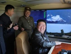 Disaksikan Kim Jong Un, Korea Utara Uji Coba Rudal Balistik Dengan Sistem Navigasi Baru