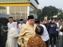 Airlangga Hartarto Shalat Idul Adha di Masjid Ainul Hikmah DPP Partai Golkar, Sumbang 38 Hewan Kurban