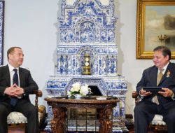 Menko Airlangga Bertemu Eks Presiden Rusia Yang Juga Ketua Partai Rusia Bersatu, Dmitry Medvedev