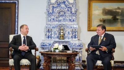 Menko Airlangga Bertemu Eks Presiden Rusia Yang Juga Ketua Partai Rusia Bersatu, Dmitry Medvedev