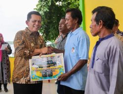 Gubernur Kepri, Ansar Ahmad Bagikan Bantuan Senilai Rp. 700 Juta Untuk Warga Batam