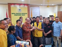 Dipakaikan Rompi Kuning dan Dapat KTA, Calon Bupati Tabanan Nyoman Mulyadi Jadi Kader Partai Golkar