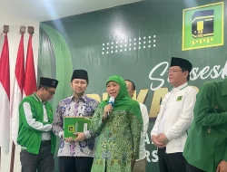 Pilgub Jatim 2024: Khofifah Siap Lawan Kiai Marzuki dan Tri Rismaharini