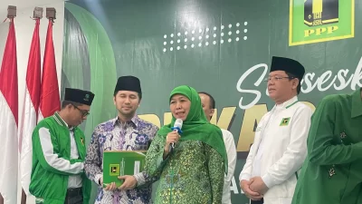 Pilgub Jatim 2024: Khofifah Siap Lawan Kiai Marzuki dan Tri Rismaharini