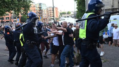 Aktivis Sayap Kanan dan Pengunjuk Rasa Bentrok, Sunderland Rusuh, KBRI London Minta WNI Waspada