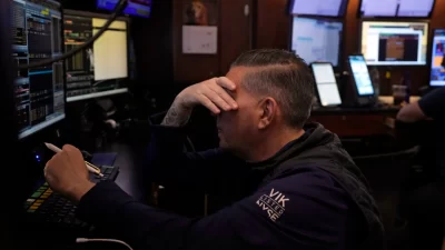 Bursa Saham Terjun Bebas, AS di Tepi Resesi Besar