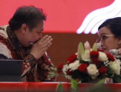 Gurauan Menko Airlangga Kepada Wartawan: Duduk Saja, Kalau Berdiri Nanti Kursinya Hilang!