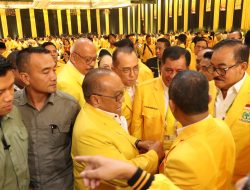 Aburizal Bakrie dan Bahlil Lahadalia Bersalaman dan Berbincang Santai di Arena Munas XI Partai Golkar