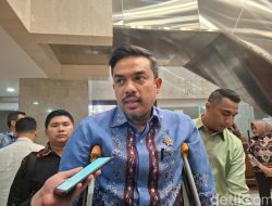 Menteri UMKM Maman Abdurrahman Cedera, Hadiri Rapat di DPR Pakai Tongkat