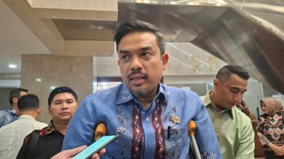 Menteri UMKM Maman Abdurrahman Cedera, Hadiri Rapat di DPR Pakai Tongkat