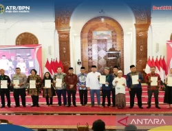 Menteri ATR/BPN, Nusron Wahid Serahkan 1.334 Sertifikat Tanah di Banten