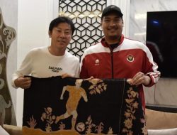Batik dan Gingseng, Simbol Persahabatan Menpora Dito Ariotedjo dan Coach Shin Tae-Yong