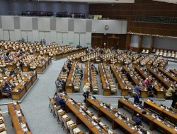 Rapat Paripurna DPR Lantik Sejumlah PAW: Jamal Mirdad dan Mulyadi Gantikan Sugiono dan Fadli Zon