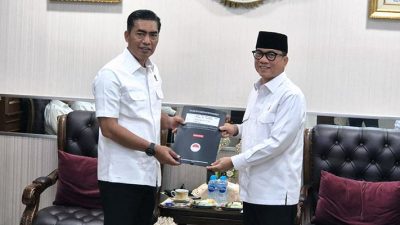 Menteri Desa Yandri Susanto Serahkan Data Kades Yang Main Judol ke Kabareskrim Polri