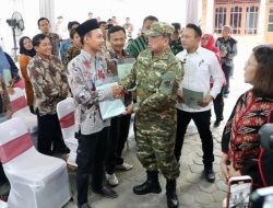 Menteri ATR/BPN, Nusron Wahid Serahkan 965 Sertifikat Konsolidasi Tanah di Jawa Tengah