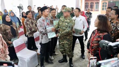 Menteri ATR/BPN, Nusron Wahid Serahkan 965 Sertifikat Konsolidasi Tanah di Jawa Tengah