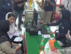 Wamendag Dyah Roro Esti Pantau Langsung Operasi Pasar di Kantor Pos Ngawi