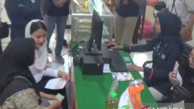 Wamendag Dyah Roro Esti Pantau Langsung Operasi Pasar di Kantor Pos Ngawi
