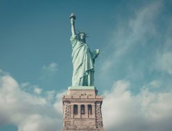 Anggota Parlemen Perancis Serukan Negaranya Ambil Lagi Patung Liberty Dari AS