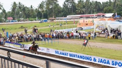 Bupati John Kenedy Azis Gelar Pacuan Kuda Lagi di Padang Pariaman Usai Vakum 8 Tahun