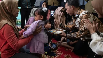 Tinjau Program MBG, Mendukbangga Wihaji Suapi Langsung Anak-Anak Palembang