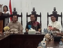 Gubernur NTT, Melki Laka Lena Pertanyakan Keuntungan Budidaya Mutiara di Flores Timur