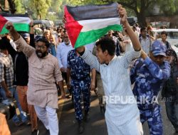 Polisi India Tangkap 7 Muslim, Sita dan Robek Bendera Palestina dan Poster Pro Gaza
