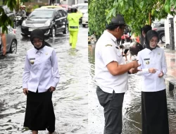 Cek Lokasi Banjir, Walikota Kediri Vinanda Prameswati Turun Tangan Angkat Sampah di Lubang Inlet
