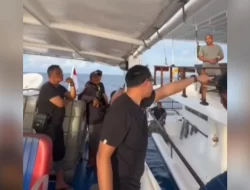 Viral! Bupati Rinto Samaloisa Ngamuk ke Turis Asing Yang Tak Mau Bayar Pajak Berselancar di Mentawai