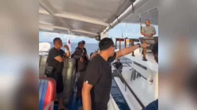 Viral! Bupati Rinto Samaloisa Ngamuk ke Turis Asing Yang Tak Mau Bayar Pajak Berselancar di Mentawai