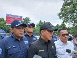 Sungai Jadi Ungu, Menteri Lingkungan Hidup Hanif Faisol Segel 3 Perusahaan di Tangerang
