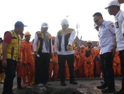 Cegah Banjir, Walikota Munafri Arifuddin Pimpin Ratusan Satgas Bersihkan Selokan di Kota Makassar