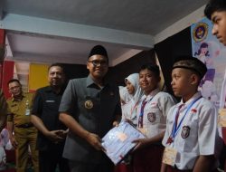 Penuhi Janji, Bupati Batang Faiz Kurniawan Bagikan 22,5 Ribu Seragam Sekolah Gratis
