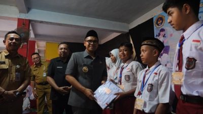 Penuhi Janji, Bupati Batang Faiz Kurniawan Bagikan 22,5 Ribu Seragam Sekolah Gratis