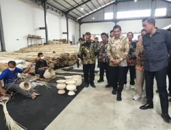 Menteri UMKM Maman Abdurrahman Lepas Ekspor Furnitur Rotan ke Spanyol, Ingatkan Perajin Jaga Kualitas Produk