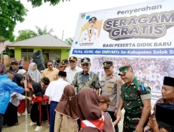 Bupati Solok Selatan, Khairunas Bagikan Ribuan Seragam Gratis Untuk Siswa Sangir Balai Janggo