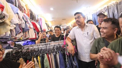 Menteri UMKM Maman Abdurrahman ke Pasar Senen, Dengar Langsung Aspirasi Pedagang Thrifting