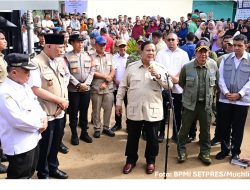 Menteri ESDM Bahlil Lahadalia Bersama Presiden Prabowo Cek Pemulihan Energi dan Huntara di Agam