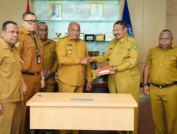 Gubernur Papua Mathius Fakhiri Serahkan Aset Rp. 329 Miliar ke Pemprov Papua Pegunungan