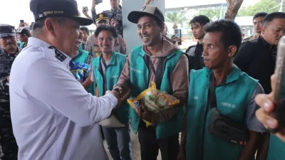 HUT ke-25 Babel, Gubernur Hidayat Arsani Bagikan Sembako di Pelabuhan Tanjungkalian
