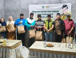 Ahmad Labib Beri Bantuan Bagi Korban Banjir Bengawan Jero Lamongan