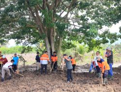 Bupati John Kenedy Azis Turun Langsung Bersihkan SD Terdampak Banjir di Batang Anai