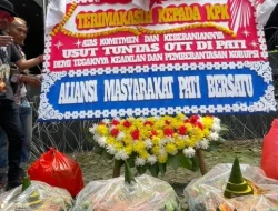 Warga Pati Bawa Nasi Tumpeng, Syukuran di Kantor KPK Usai Eks Bupati Sudewo Ditahan