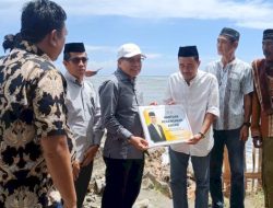 Taufan Pawe Salurkan Langsung Bantuan Bagi Warga Terdampak Abrasi di Cappa Gusung, Bulukumba
