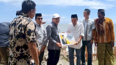 Taufan Pawe Salurkan Langsung Bantuan Bagi Warga Terdampak Abrasi di Cappa Gusung, Bulukumba